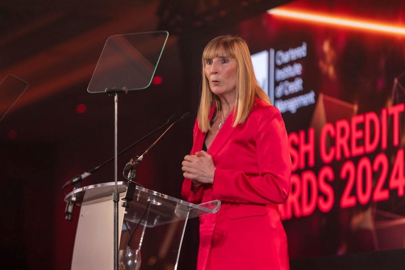 Une femme prennant la parole aux British Credit Awards
