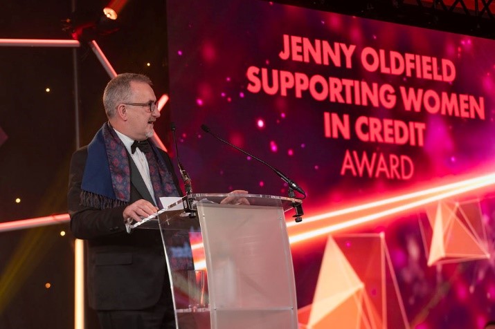 Un homme prennant la parole aux  British Credit Awards