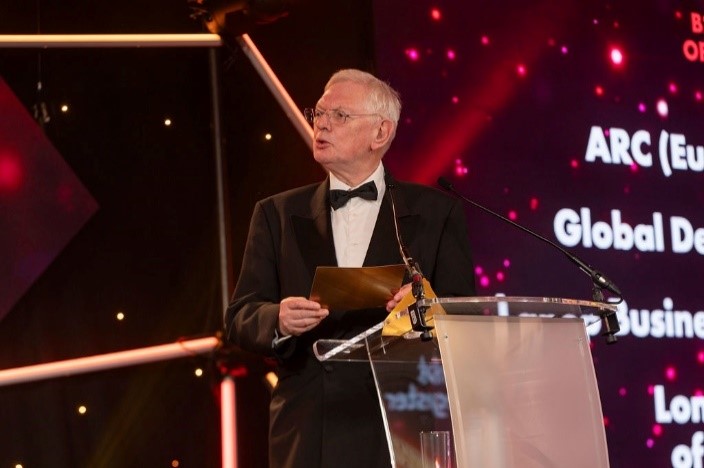 Un autre homme prennant la parole aux British Credit Awards